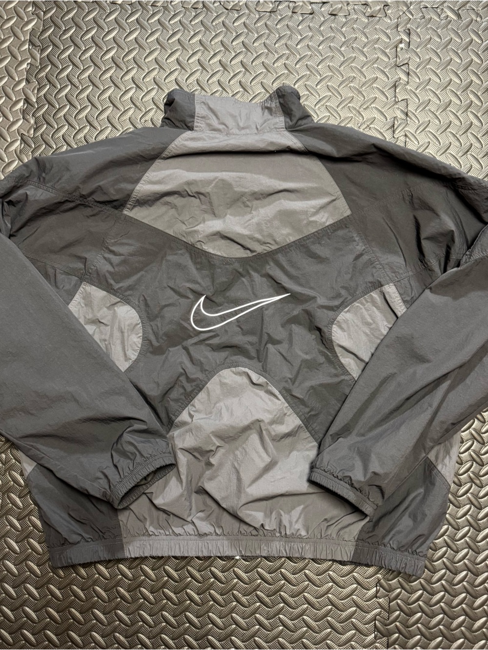RARE Nike Black and Gray Streetwear Windbreaker - Picture 3 of 3
